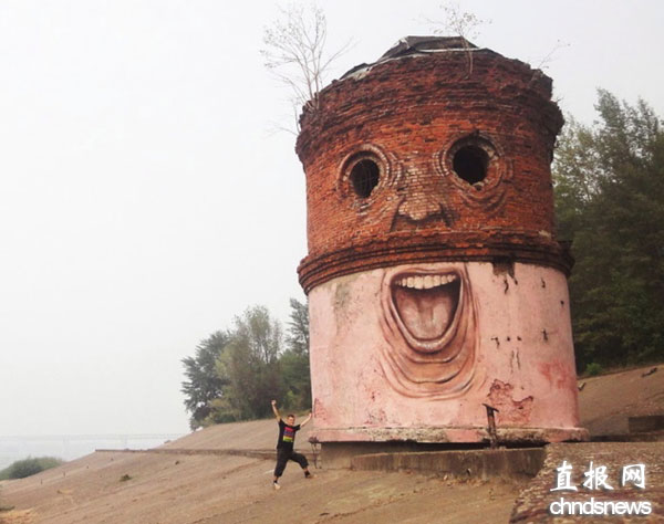 涂鸦艺术家彩绘废弃建筑物