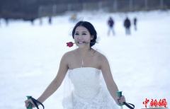  河南尧山现滑雪新娘美丽冻人寻找跨年之爱 