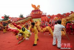  张家界“土家族狂欢节”启幕 近30万人街头狂欢 