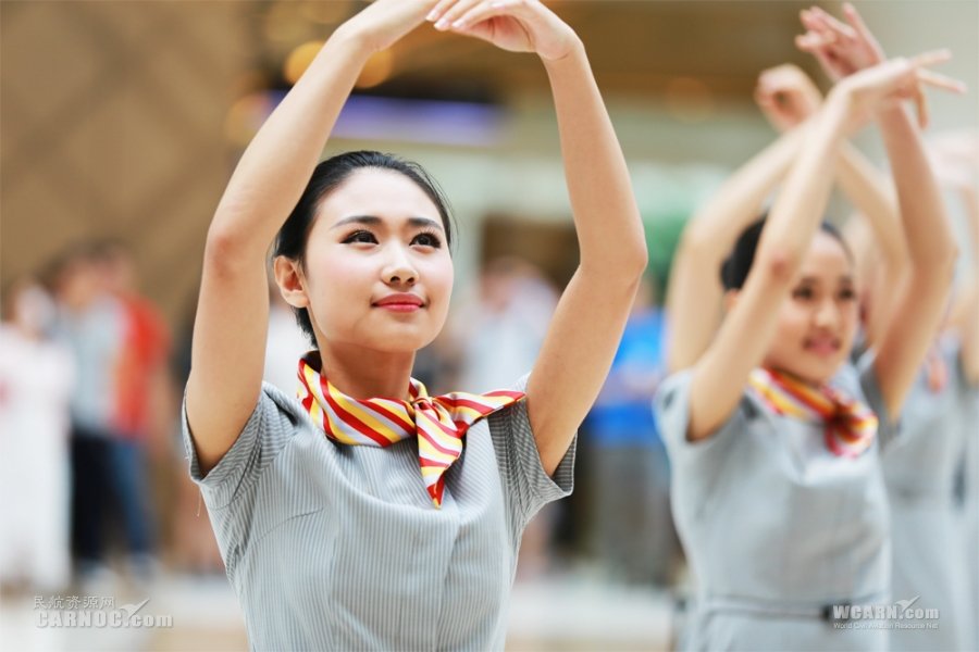  空姐展示《非诚勿扰》版新空乘制服 清纯靓丽 