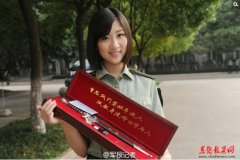  南京政治学院为毕业学员配发佩剑和军人身份牌 