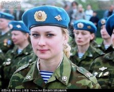  乌克兰美女：做女兵也美艳迷人 