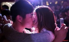  浙江40多对“恋人”当街接吻抢iPhone6 