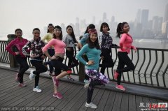  重庆女子跑团备战马拉松 健身房挥汗训练 