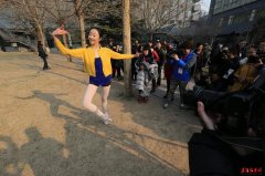  北影“小鲜肉”室外跳芭蕾吸睛 