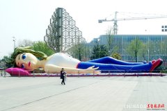  南京巨型充气人偶“芭蒂娃娃”惊艳亮相 
