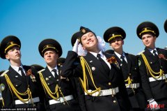  参与阅兵式彩排的俄罗斯女兵 