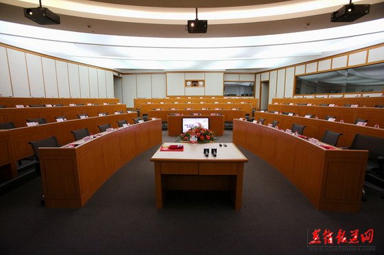 09 公司参照哈佛教室的设计，改造的阶梯课室