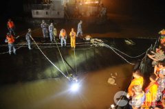  “东方之星”客轮沉船现场夜间搜救画面 