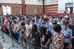  杭州特大传销案53名被告站满审判区 