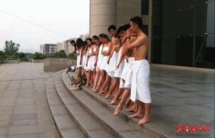  中国矿业大学学生裹浴巾拍摄毕业照 