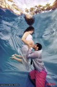  美国辣妈拍水中孕育写真 