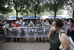  天津爆炸事故附近居民聚集请愿 