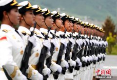  深入探访北京阅兵村 女兵持枪排练英姿飒爽 