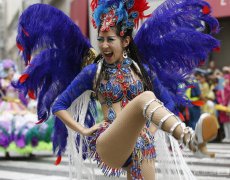  日本浅草5000人桑巴热舞游行 