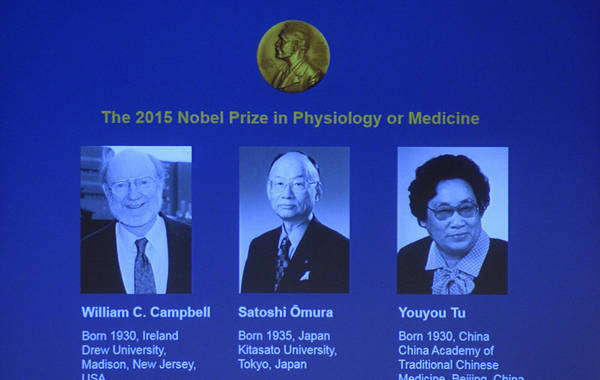 当地时间2015年10月5日，瑞典斯德哥尔摩，诺贝尔委员会举办新闻发布会，宣布2015年诺贝尔生理学或医学奖得主。中国药学家屠呦呦，美国科学家威廉-坎贝尔、日本科学家聪大村分享该奖项。