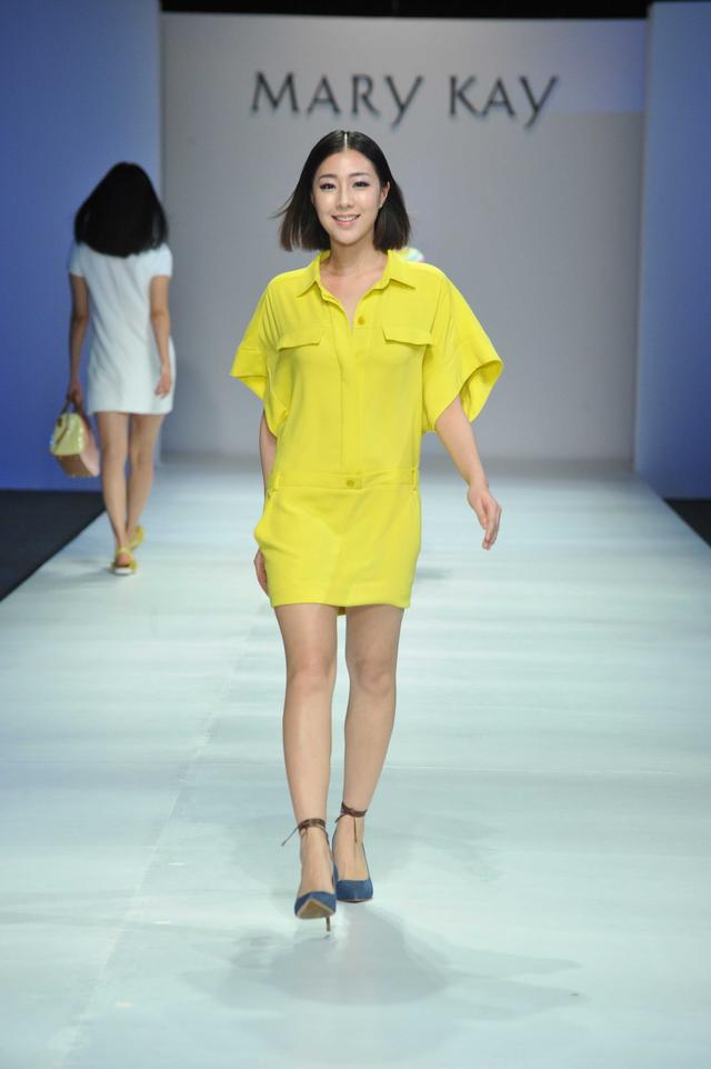 53岁百变美人与90后少女同台绽放自信 