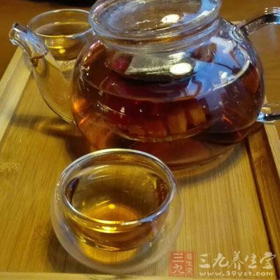 将玉米须所煮成的水倒入茶杯中，即可饮用