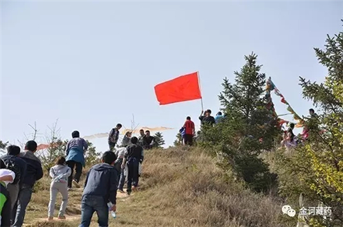 金诃藏药组织员工开展爬山比赛