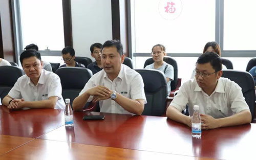 仪式上,双迪股份总裁刘洪(中)致欢迎词