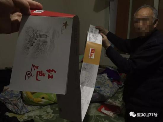 ▲2月24日，昌平天通苑北某公寓内，廖永林（化名）正在整理自己购买的收藏品。新京报记者 大路 摄