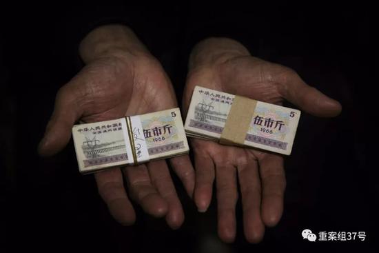 ▲2月24日，廖永林（化名）向记者展示自己购买的部分粮票。新京报记者 大路 摄