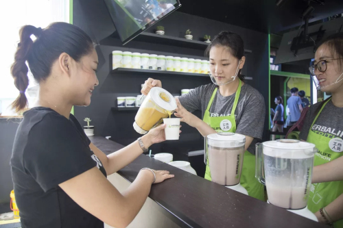 卷起健康潮流风 康宝莱品牌快闪店走进青岛