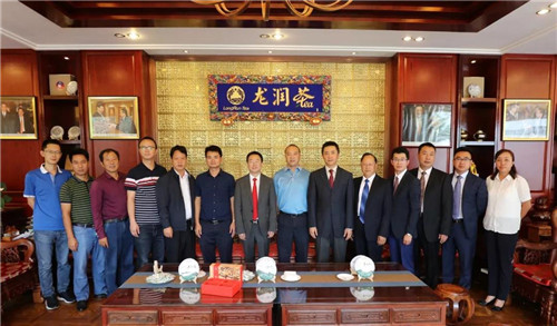 元阳县人民政府与龙润集团“政企农”产业扶贫合作签约仪式在昆举行