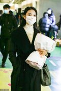  陈瑶怀抱鲜花现身机场 穿黑色外套长发顺直气质清冷 