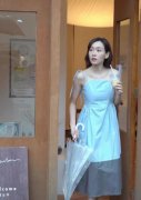 “港姐”杨思琦晒雨中撑伞唯美视频 穿蓝色长裙少女十足 