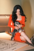  赵丽颖身穿红色紧身裙美腿纤细 大波浪卷发似港风美人 