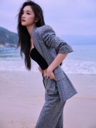 吴宣仪海边沙滩写真释出 眼妆靓丽吸睛长发随风舞动