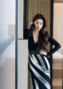 刘亦菲最新造型写真释出 穿深V条纹裙搭卷发优雅大方