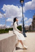  李沁巴黎时装周造型大片 身穿白色蕾丝镂空裙温婉优雅 