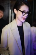 胡杏儿穿米色西装看秀 带黑框眼镜“女强人”气场爆表