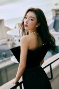 周冬雨VOGUE晚宴造型 穿黑色抹胸长裙锁骨诱人
