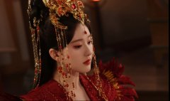  赵露思皮肤白皙面若芙蓉 凤冠霞披优雅高贵好精致 