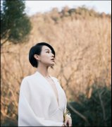  胡杏儿穿新中式深V长裙秀曲线 气质高贵端庄优雅 