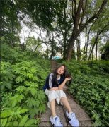  马思纯球衣搭配蛋糕裙德训鞋 状态超好元气满满！ 