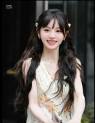 田曦薇头戴蝴蝶结发夹鬼马精灵 浅笑露酒窝很灵动 