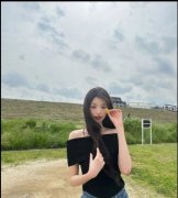  张元英穿牛仔裤秀纤细长腿 黑色露肩上衣清纯性感 