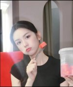  周也晒夏日吃瓜图清纯可爱 鼓脸wink甜美搞怪 