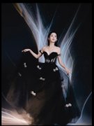  周也穿蝴蝶结抹胸黑纱裙似魔女 气质优雅不失俏皮 