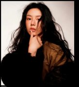  周也化身西部女郎表情冷冽 气场全开野性张力十足 
