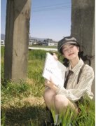  白鹿穿背带裤化身田园画家 明媚俏皮清纯感拉满 