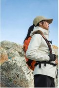  刘诗诗穿全套登山装备 冲锋衣配马尾飒爽帅气 