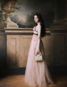  迪丽热巴身穿肉粉朦胧纱裙 长发披肩如油画般美丽 