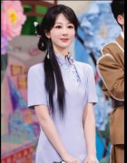  杨紫穿紫色旗袍芬芳四溢 身段窈窕端庄步履盈动 