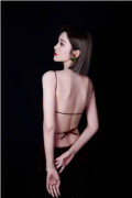  唐艺昕穿红丝绒露背裙性感妩媚 红唇烈焰尽显熟女姿态 