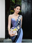  刘亦菲穿丝缎礼裙古典优雅 手撑油纸伞婀娜多姿 